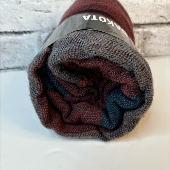 BB DAKOTA/ Fall shawl/ Poncho/ Blanket scarf/ Super soft/ Size US OS - Picture 5 of 6